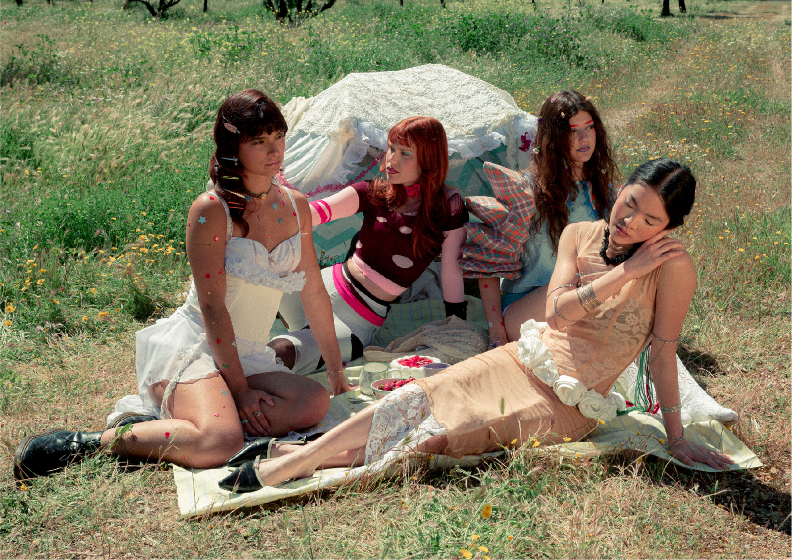 foto coleccion abrigo blanco y negro