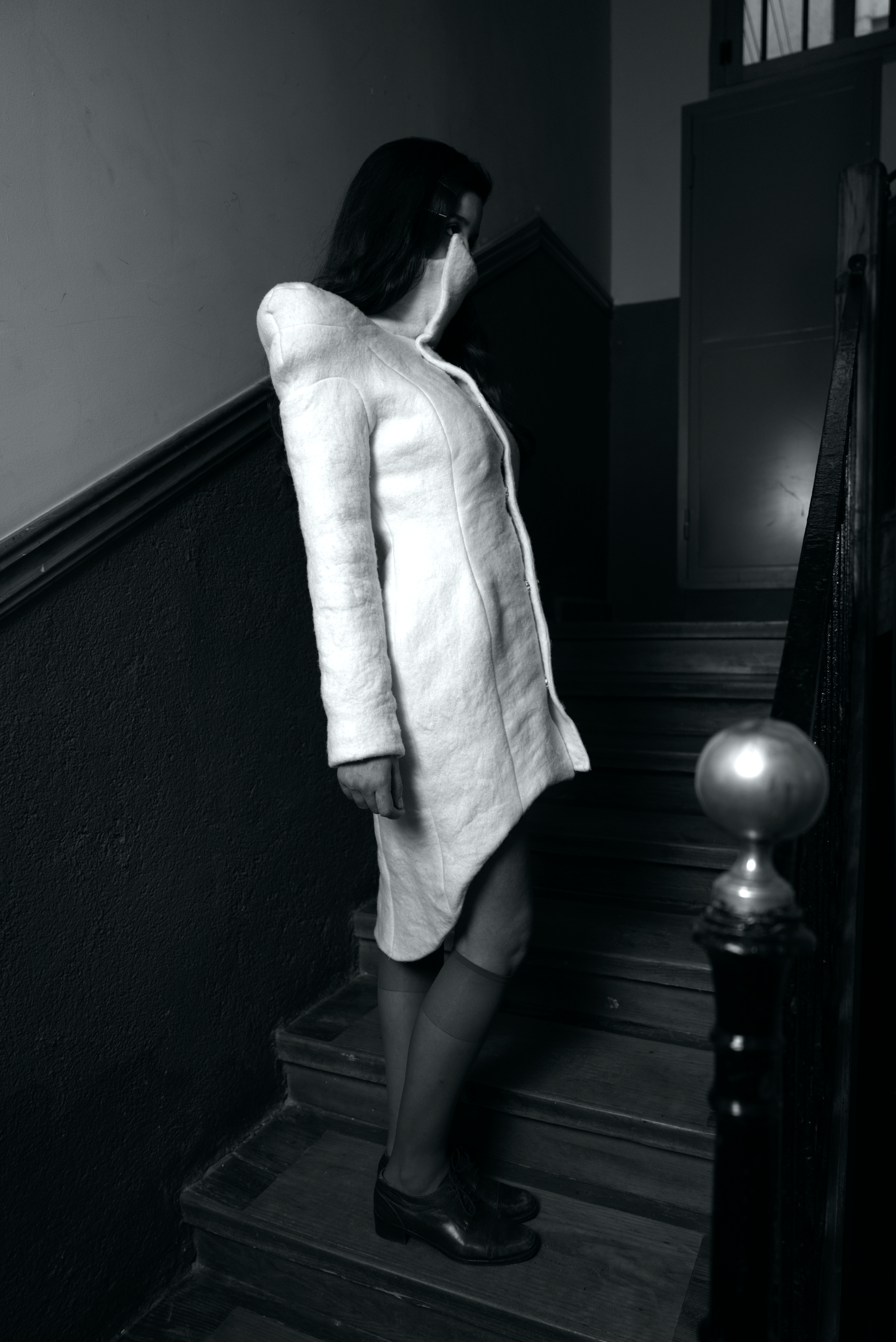 foto coleccion abrigo blanco y negro