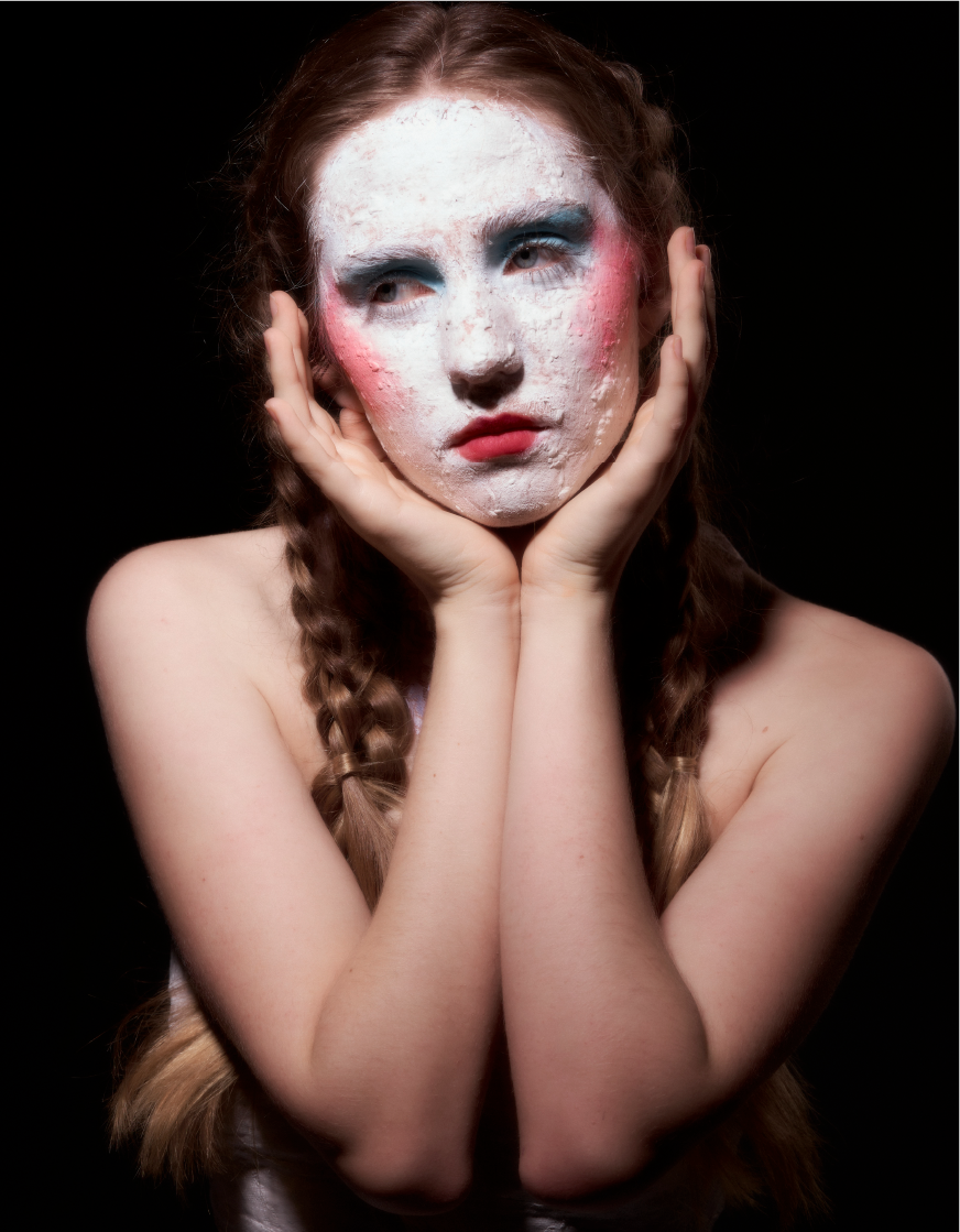 foto natalia manos en la cara