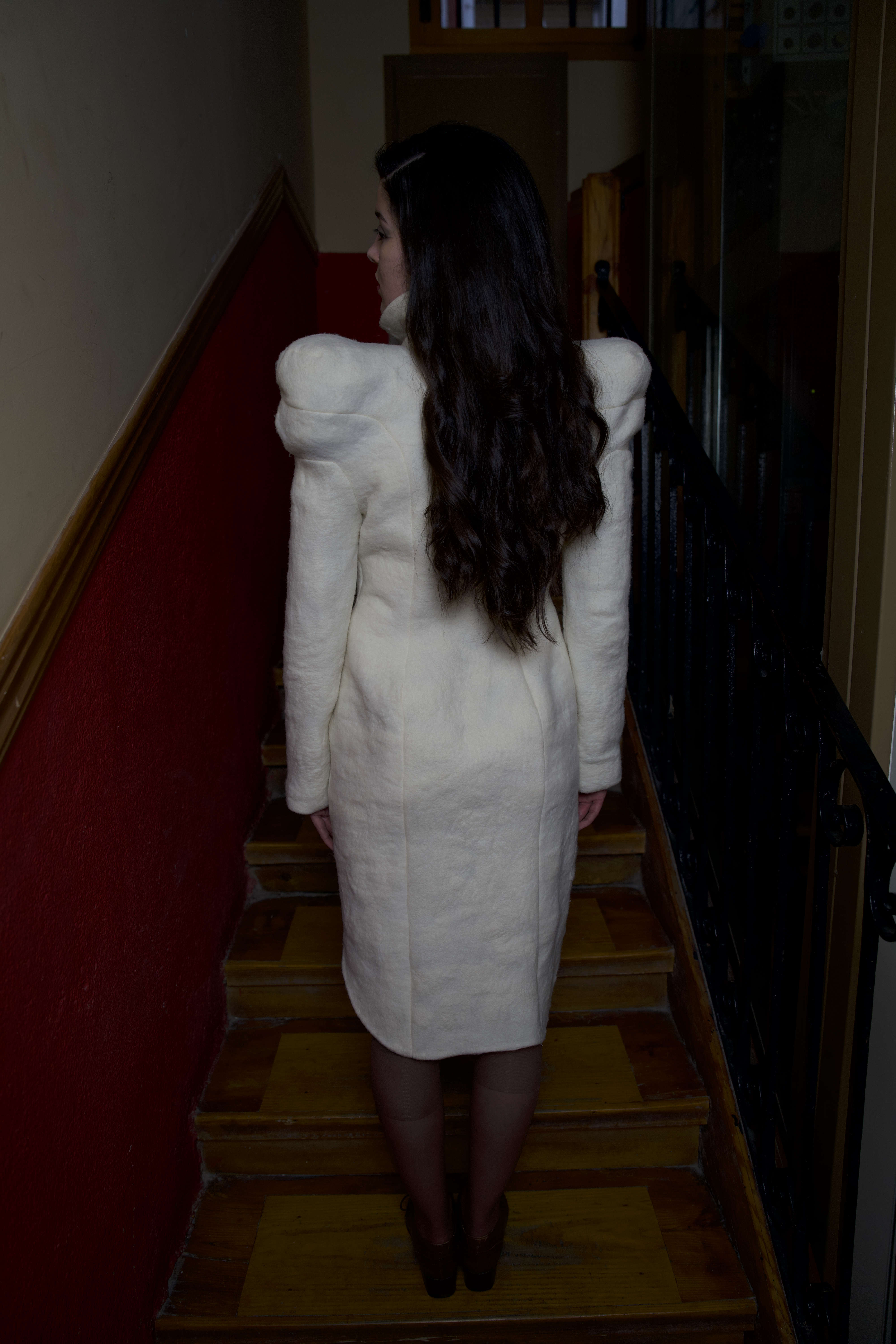 foto ari de espaldas